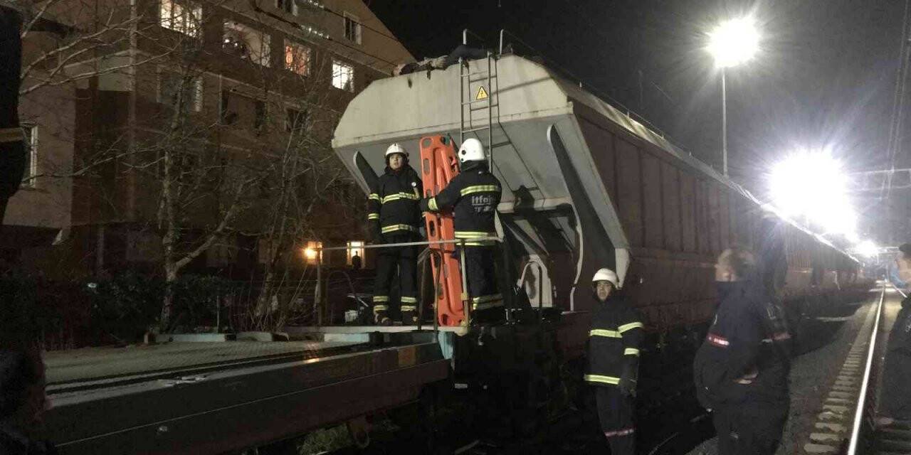 Vagonun üstüne çıktı, elektrik akımına kapıldı