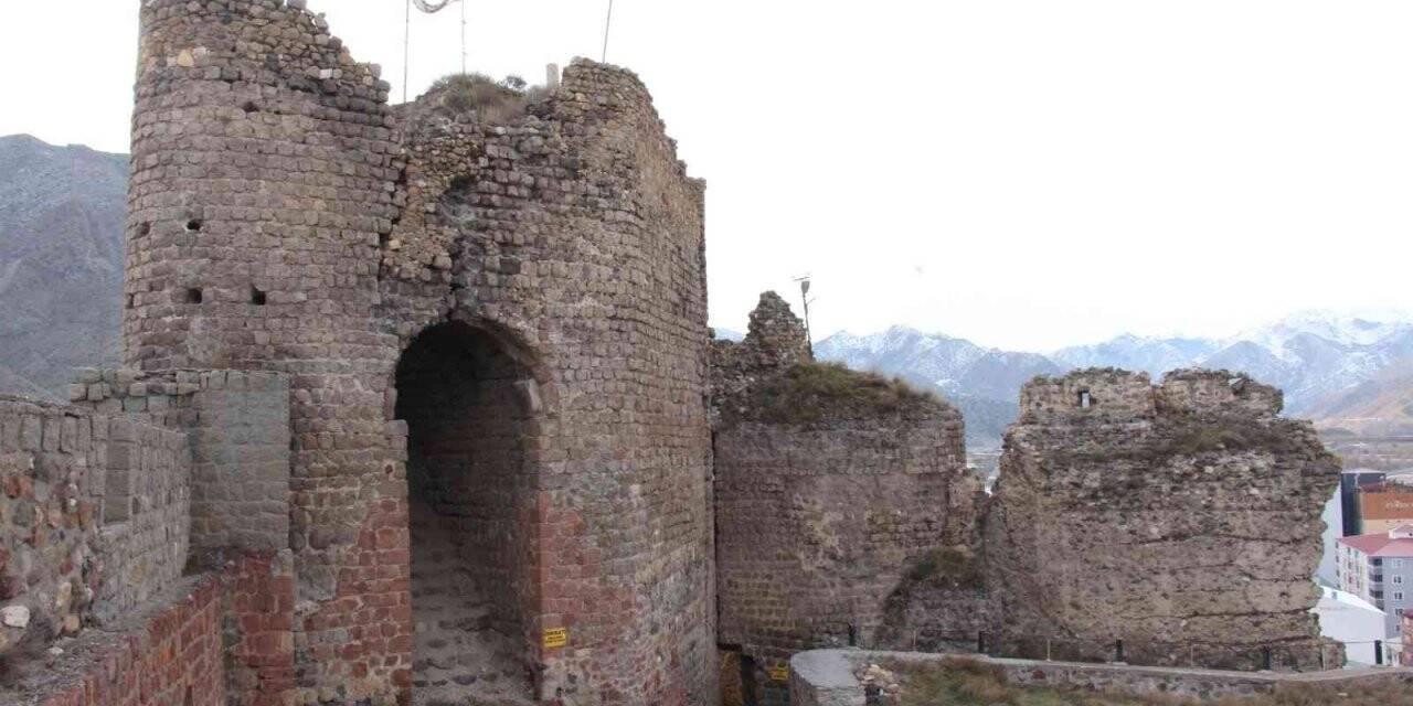 Oltu kalesi gövdesinde yarıklar oluştu