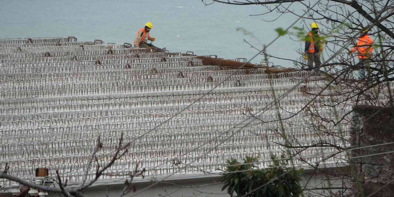 Türkiye’nin en maliyetli şehir içi yolları arasında gösterilen Kanuni Bulvarı’nda yeni viyadüklerin tabyaları yerleştiriliyor