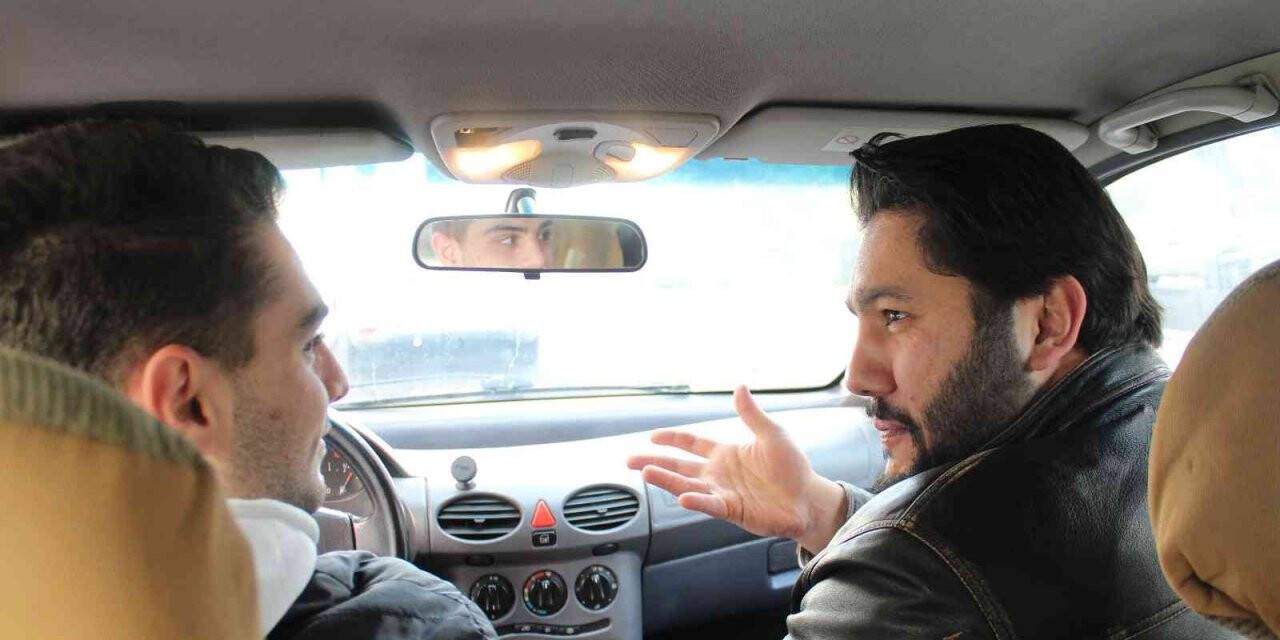 Hem psikolog hem de sürücü eğitmeni hoca trafik korkusu olanları tekrar yollara çıkarıyor