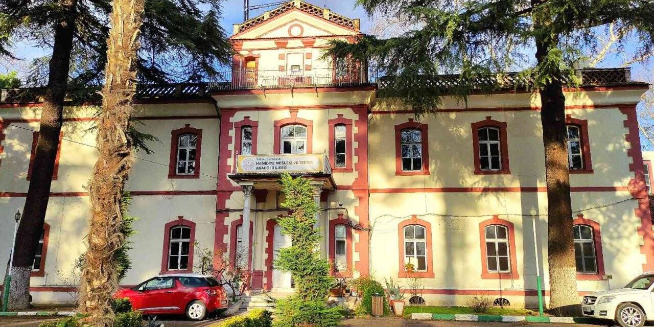 Lisede öğrenciler keçi sağıp, tavuk bakıyor