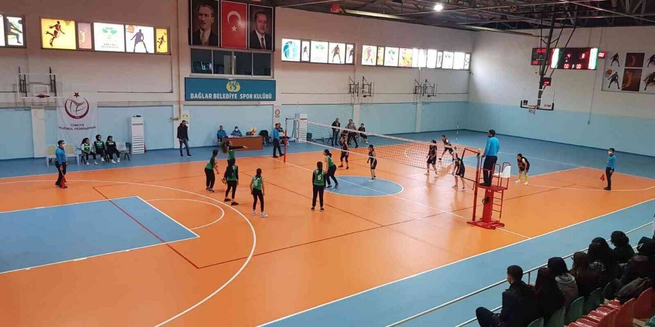 Bağlar Belediyesi’nden liseli voleybolculara tesis jesti