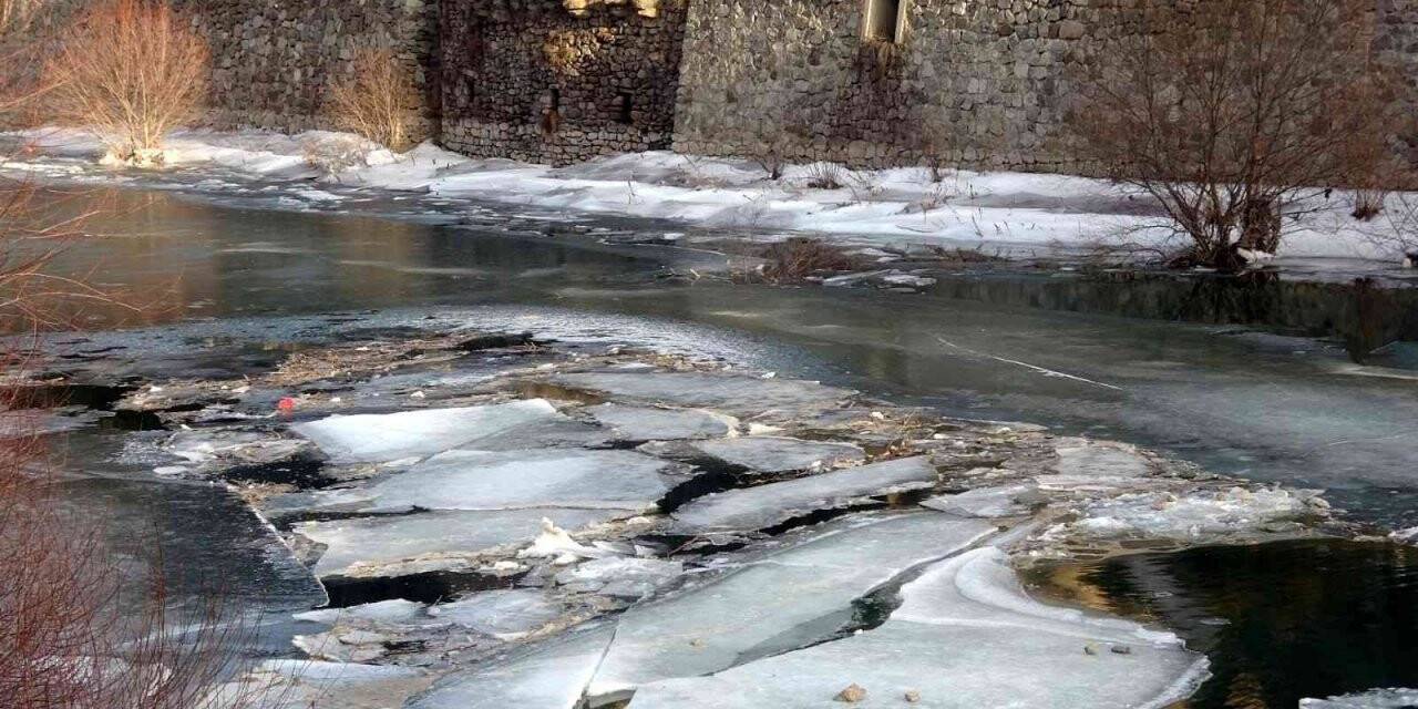 Türkiye’nin en hızlı akan nehri olan Çoruh buz tuttu