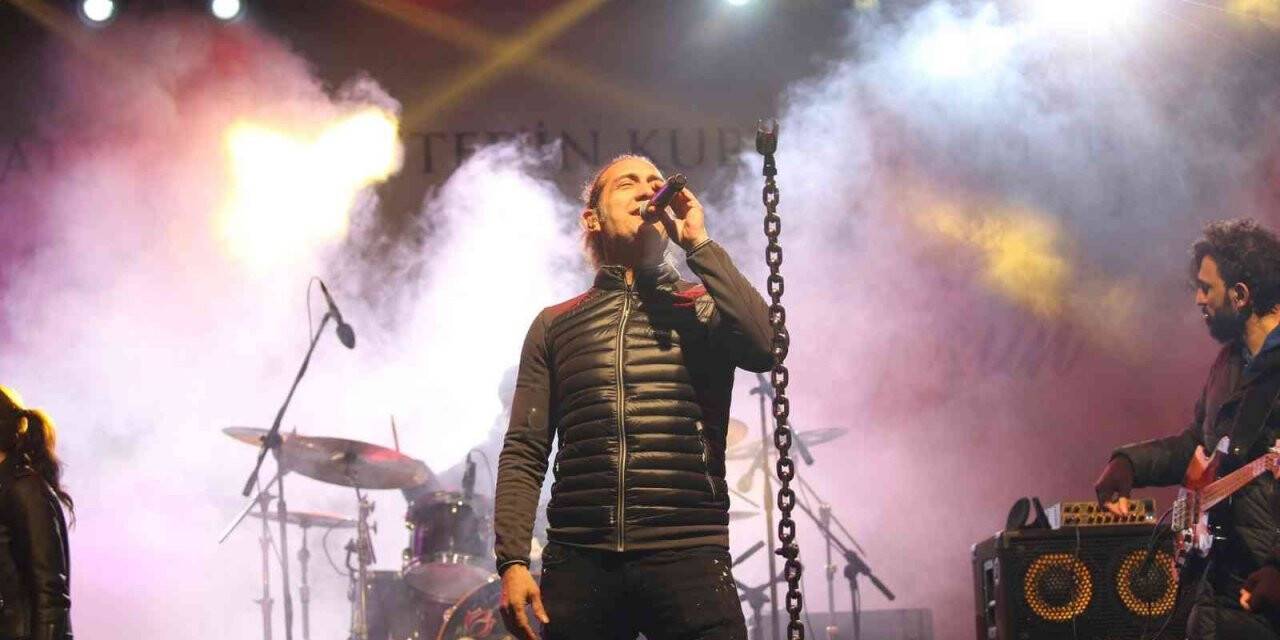 Kıraç ve Zeynep Bastık sevilen şarkılarıyla gazi şehirlileri mest etti