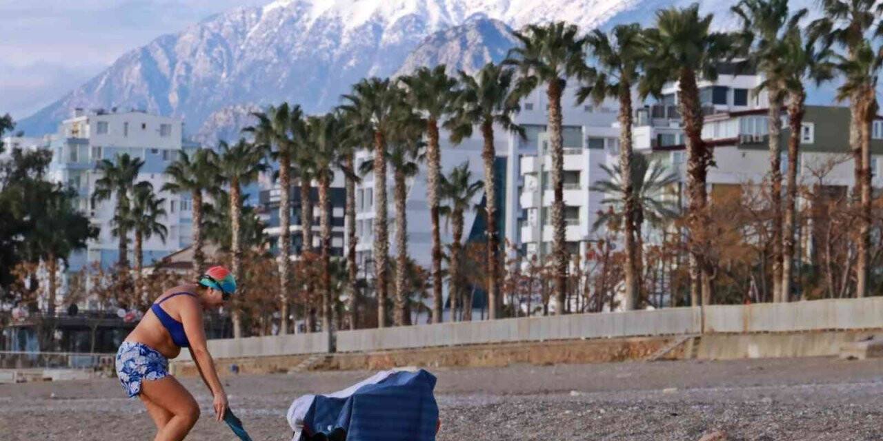 Antalya’da deniz suyu sıcaklığı havanın iki katı oldu, vatandaşlar soluğu denizde aldı