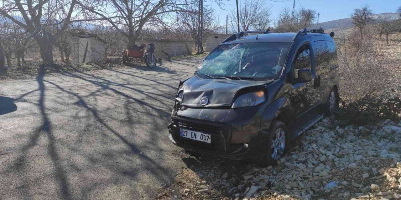 Motosiklet ile hafif ticari araç çarpıştı: 3 yaralı