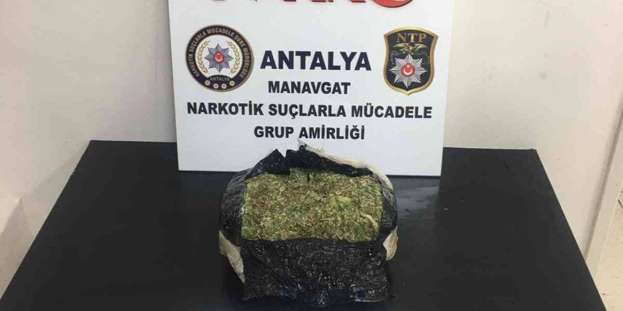 Yolcu otobüsündeki valizden 1 kilo 25 gram esrar çıktı