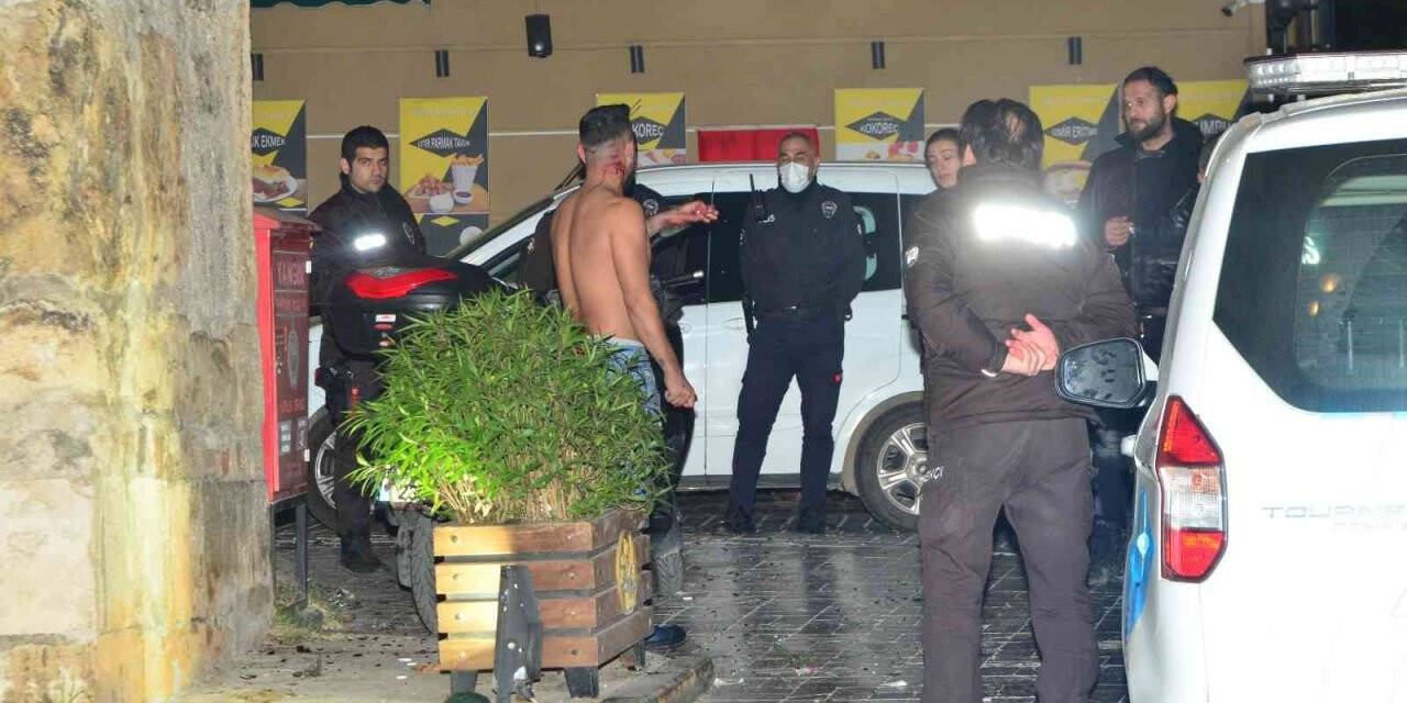 Bıçakla kendisine zarar veren genci, polisler ikna etti