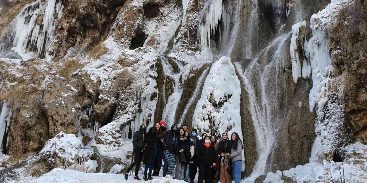 Girlevik Şelalesi dondu, görenler hayran kaldı