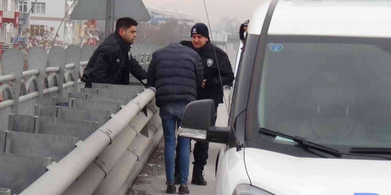 Üst geçide çıkan şahsı polis ekipleri ikna etti