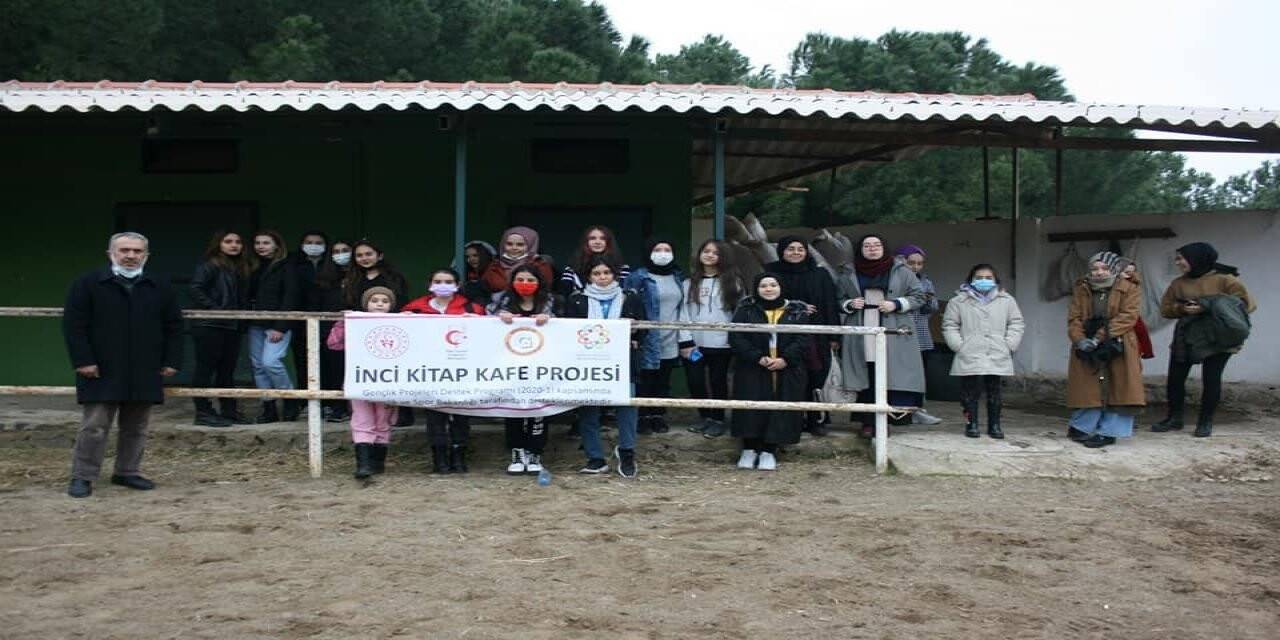 Burhaniye’de İnci Kitap Kafe öğrencileri at bindi ok attı