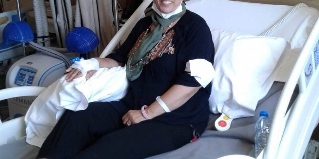 Telefonuna gelen mesajla mamografi çektirdi, kanseri yendi