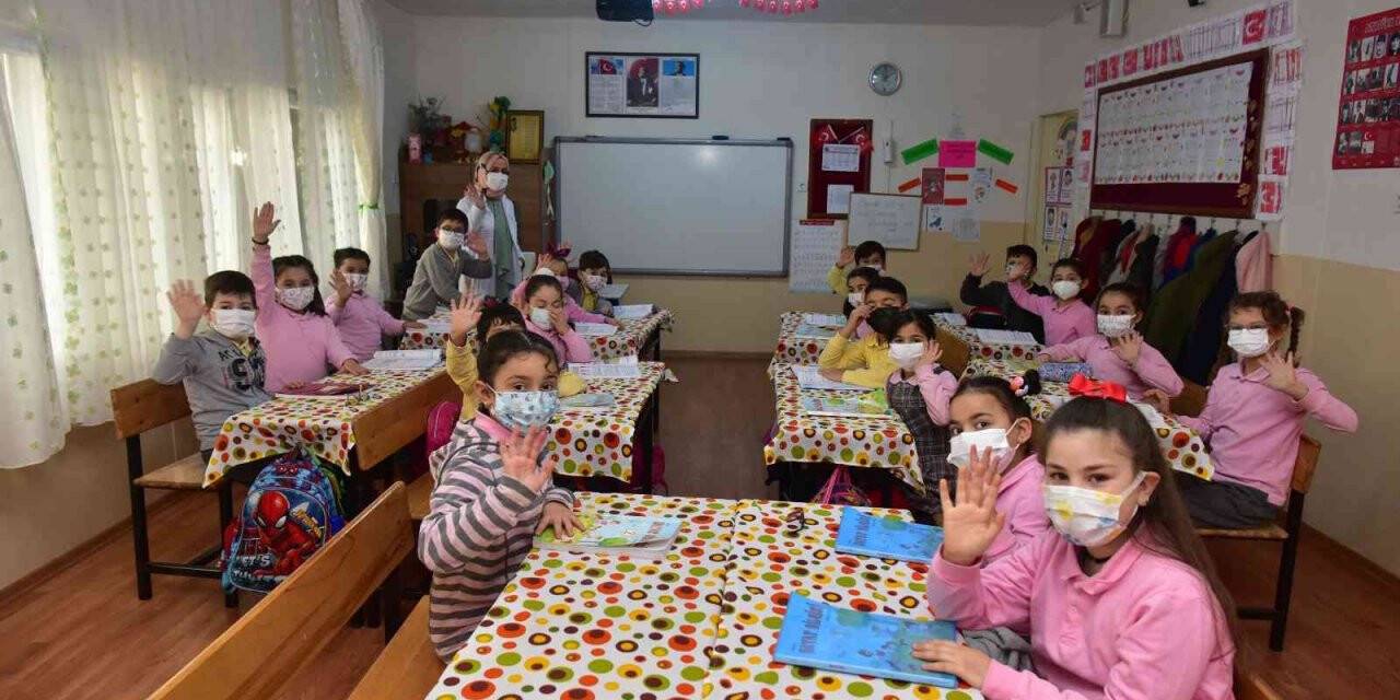 Tuzla’da 2. sınıf öğrencilerinin yazdığı koronavirüsle ilgili hikaye kitap oluyor
