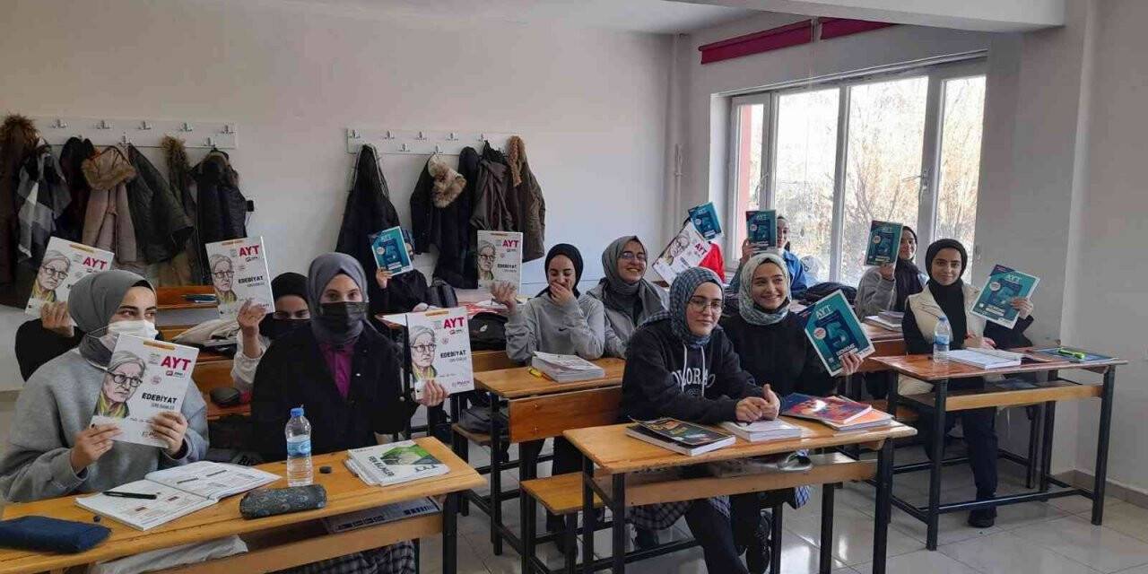Belediye başkanından öğrencilere kitap desteği devam ediyor