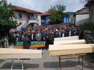 TÜRBE YOLUNDA ÖLEN 5 KİŞİ TOPRAĞA VERİLDİ