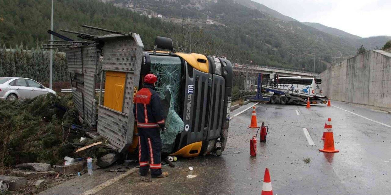 Manisa’da yağış kaza getirdi, 300 metre arayla iki tır kaza yaptı: 3 yaralı