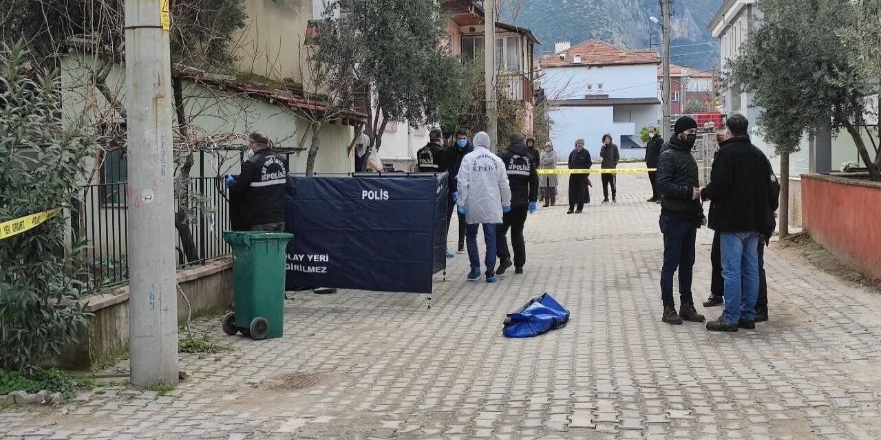 Koronalı yaşlı kadın çöp attığı sırada fenalaşıp öldü