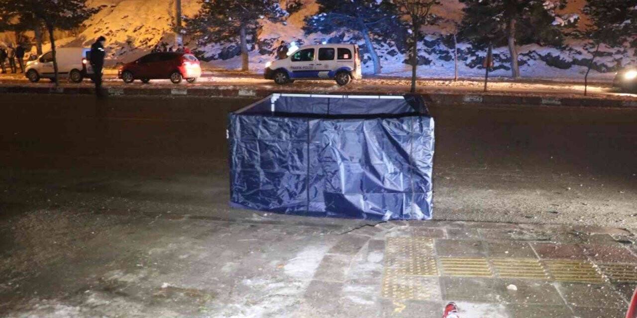 Hafif ticari araç yayalara çarptı: 1 ölü, 1 yaralı