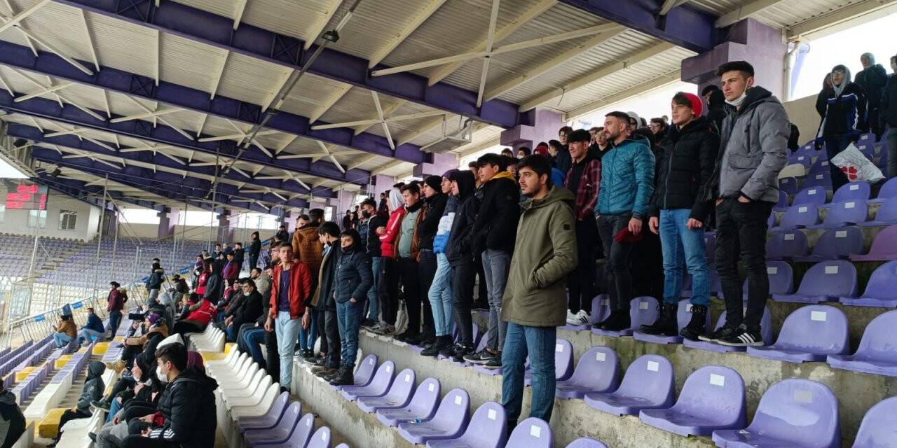 Şuhutlu öğrencilerden Afyonspor’a pankartlı destek