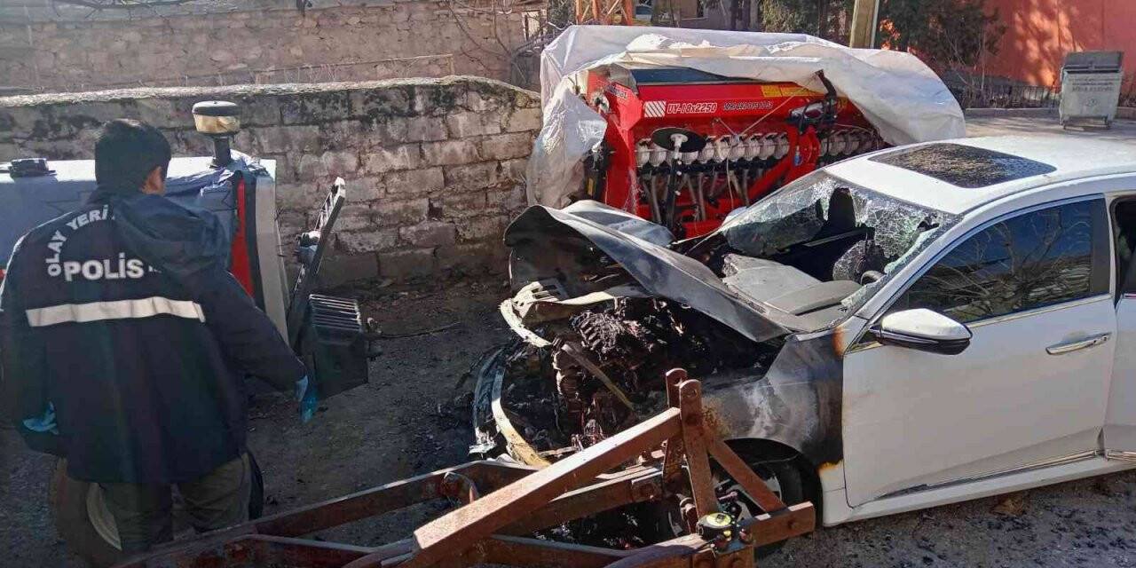 Park halinde alev alan otomobil kullanılamaz hale geldi