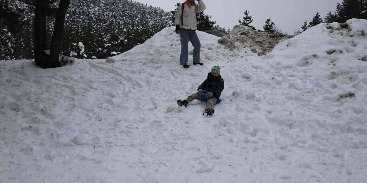 Beyaz örtüyle kaplanan Abant’a tatilci akını