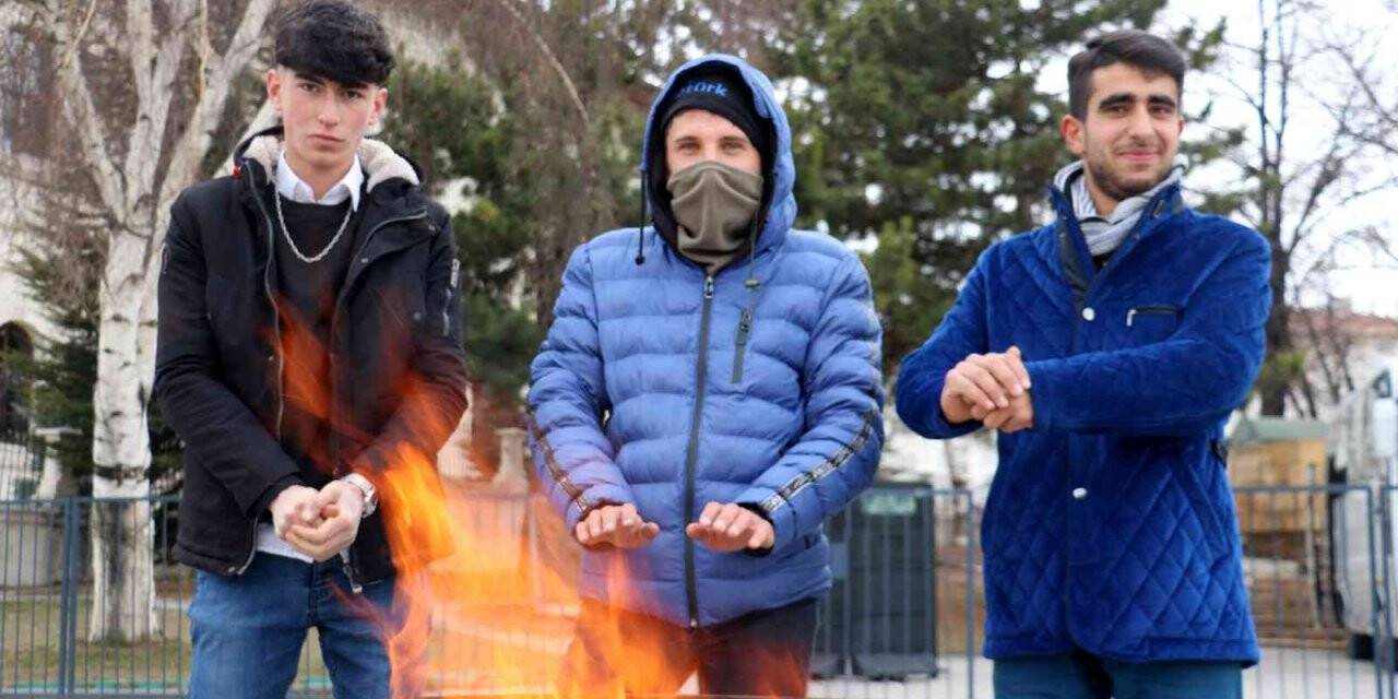 Dondurucu soğukların yaşandığı Sivas’ta kent meydanına soba kuruldu