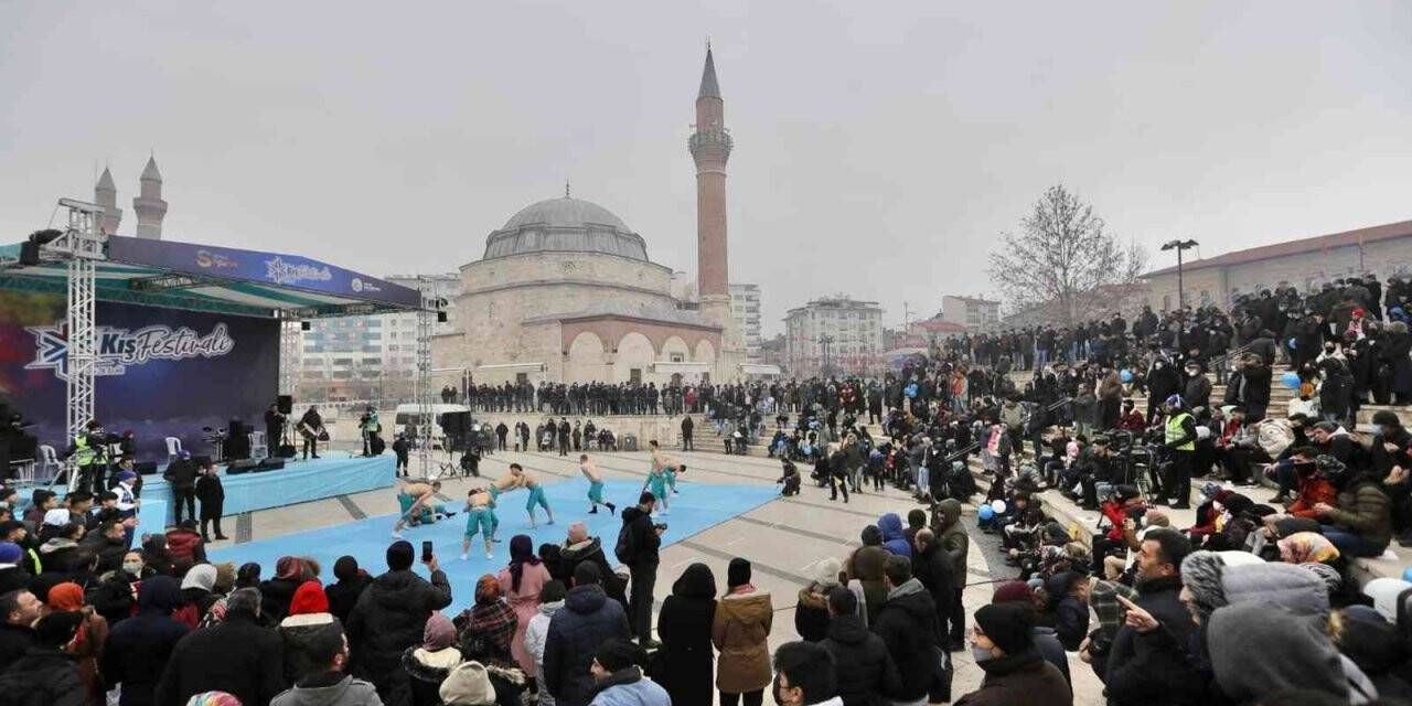 Dondurucu soğuktaki güreşe yoğun ilgi