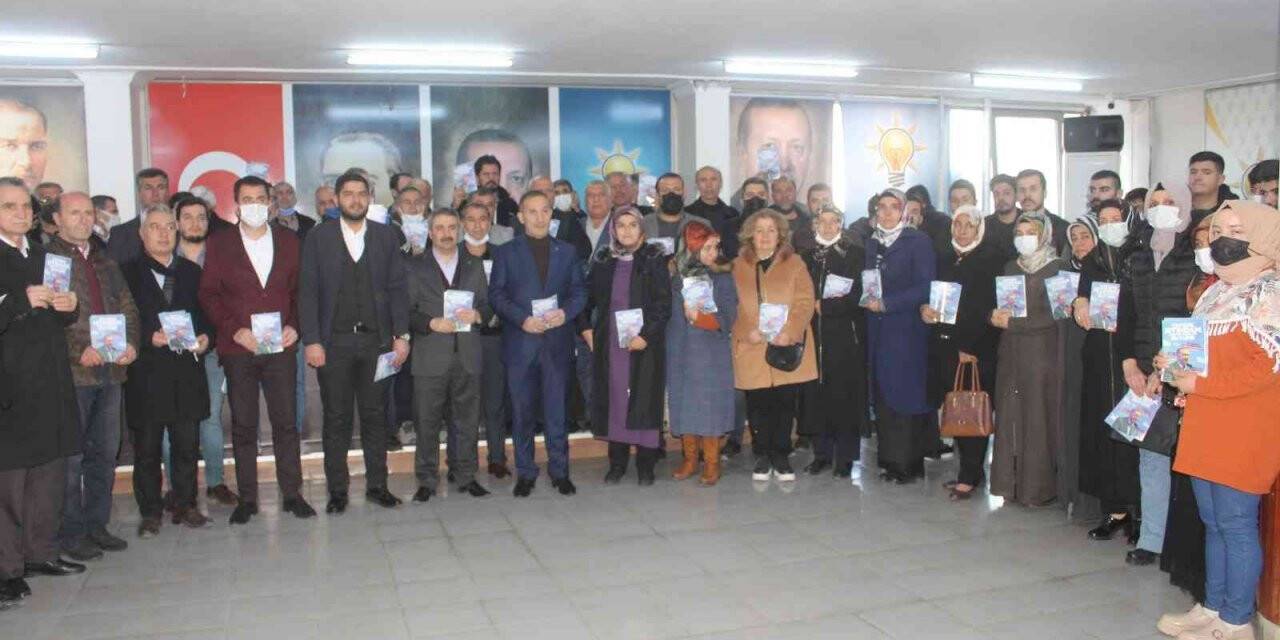 AK Parti, yatırım ve hizmetleri anlatan broşür dağıtıyor