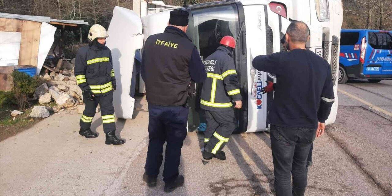 Kocaeli’de tır devrildi, sıkışan sürücüyü itfaiye ekipleri çıkardı