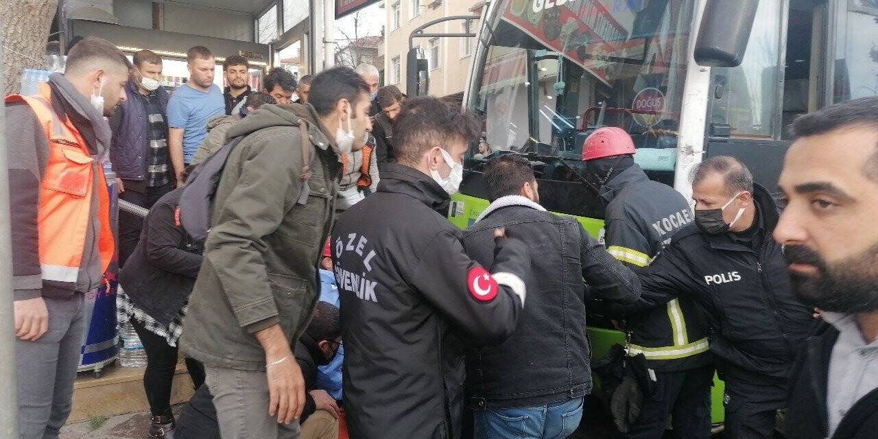 Otobüs durağa çarptı, bekleyen yolcular altında kaldı: 3 yaralı