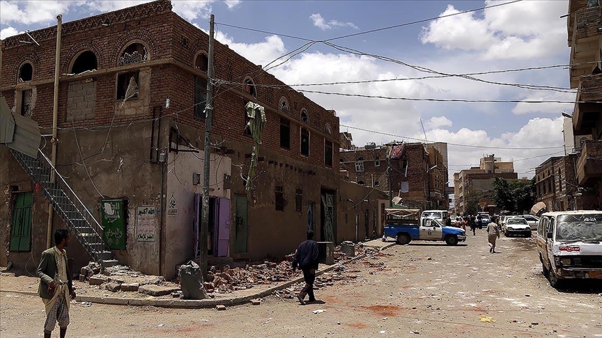 Yemen'deki Arap koalisyonu, Husilerin kontrolündeki Sana'ya hava saldırısı başlattı