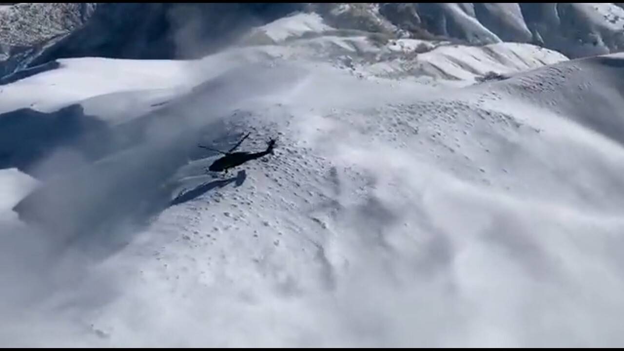 Jandarma helikopterleri karlı dağlarda terörist avında