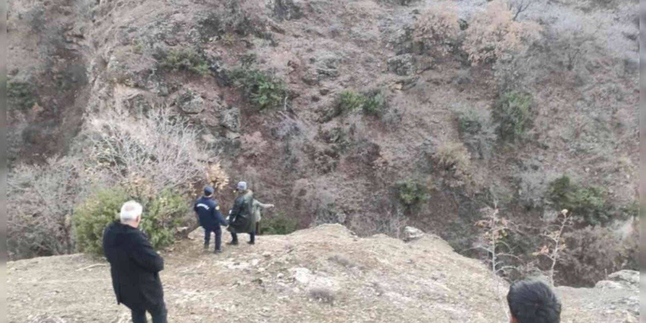Hayvanlarını otlatan çoban  kayalıklardan düşerek hayatını kaybetti