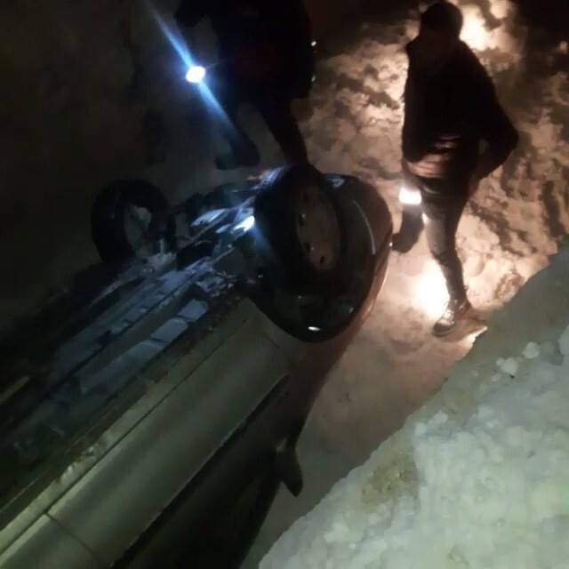 Yüksekova’da buzlu yoldan kayan araç su kanalına uçtu