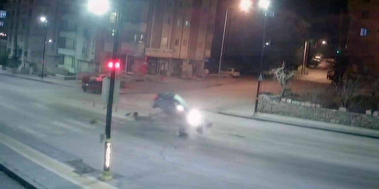 Önünde kaza oldu, o yoluna devam etti