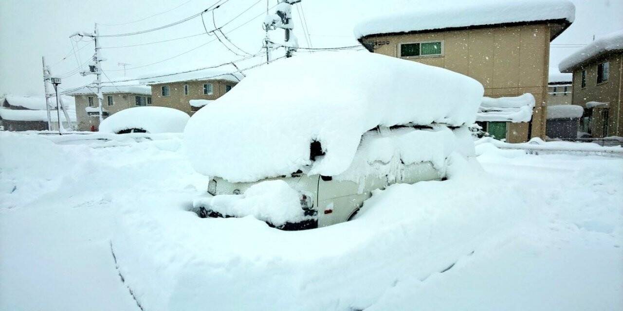 Japonya’da şiddetli kar yağışı hayatı olumsuz etkiledi