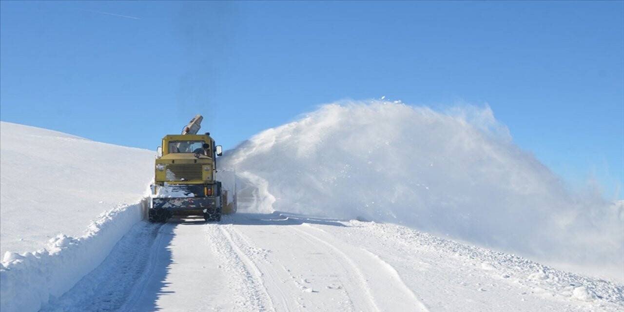 Van, Hakkari, Bitlis ve Muş'ta kardan kapanan 1306 yerleşim biriminin yolu açıldı