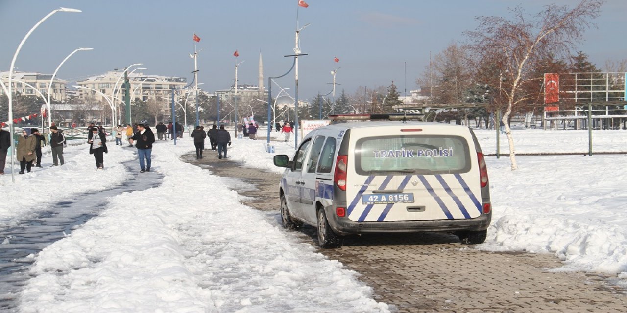 Beyşehir Gölü'nün buz tutan kıyı kesimlerinde gezenler polislerce uyarıldı