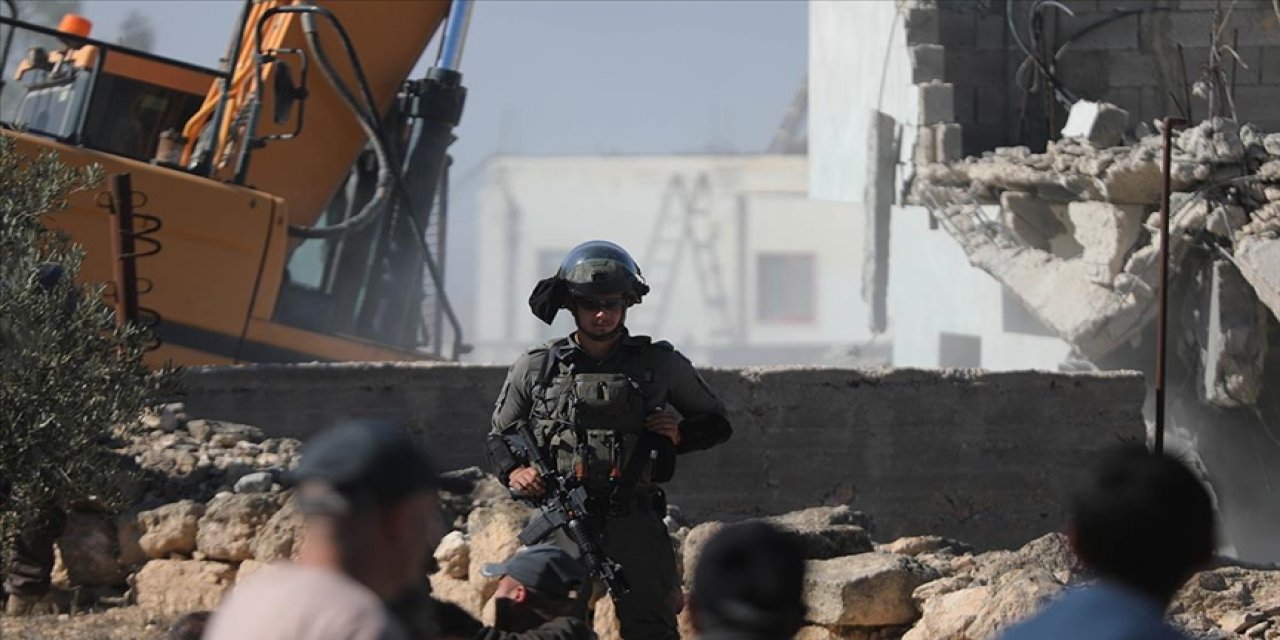 Terörist İsrail güçleri Kudüs'te Filistinlilere ait bir binayı yıktı