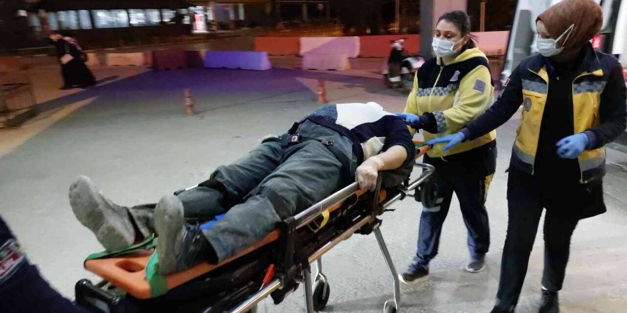 Kamyonetten düşen inşaat işçisi hastanelik oldu