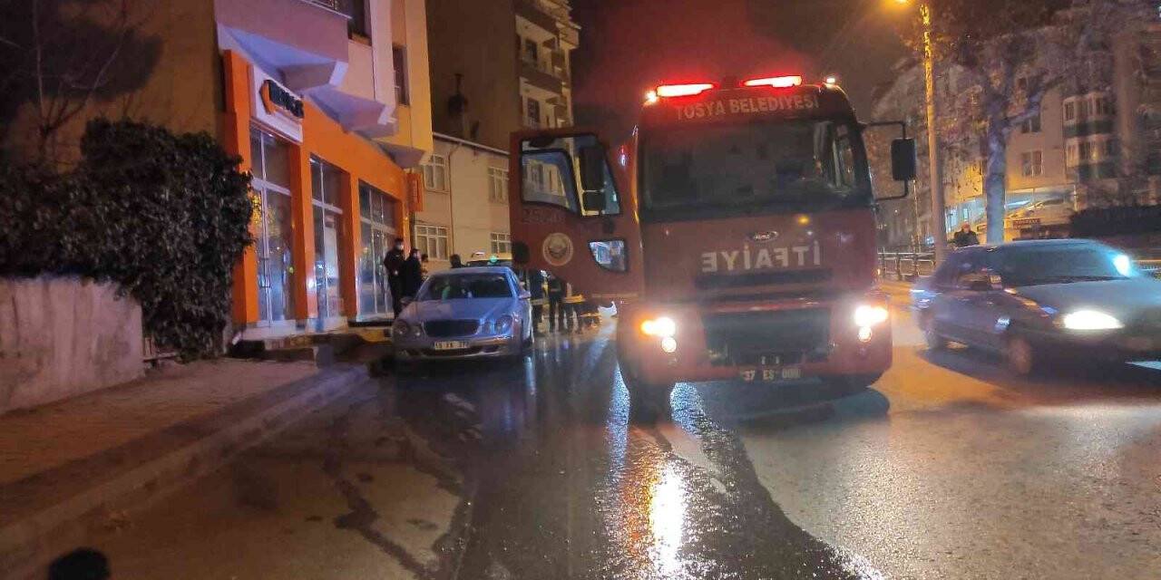 Tosya’da park halindeki araç yandı