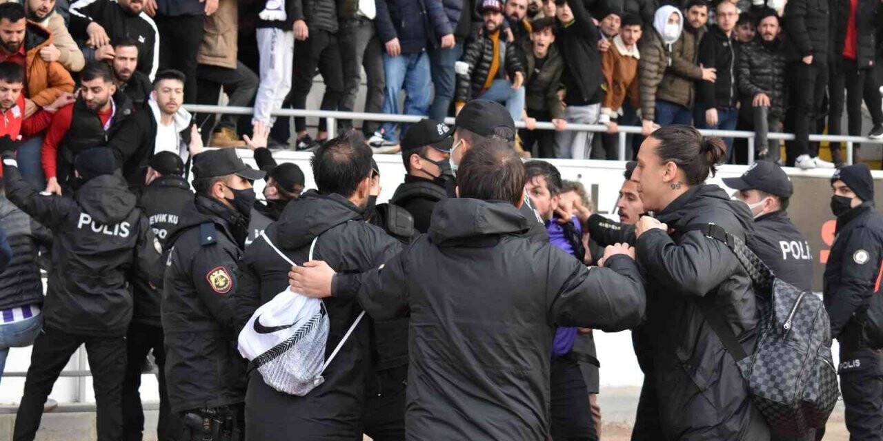 Taraftar ile futbolcu yumruk yumruğa birbirine girdi