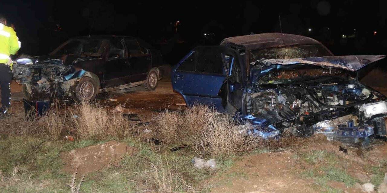 Eskişehir’de 2 otomobil kafa kafaya çarpıştı: 3 yaralı