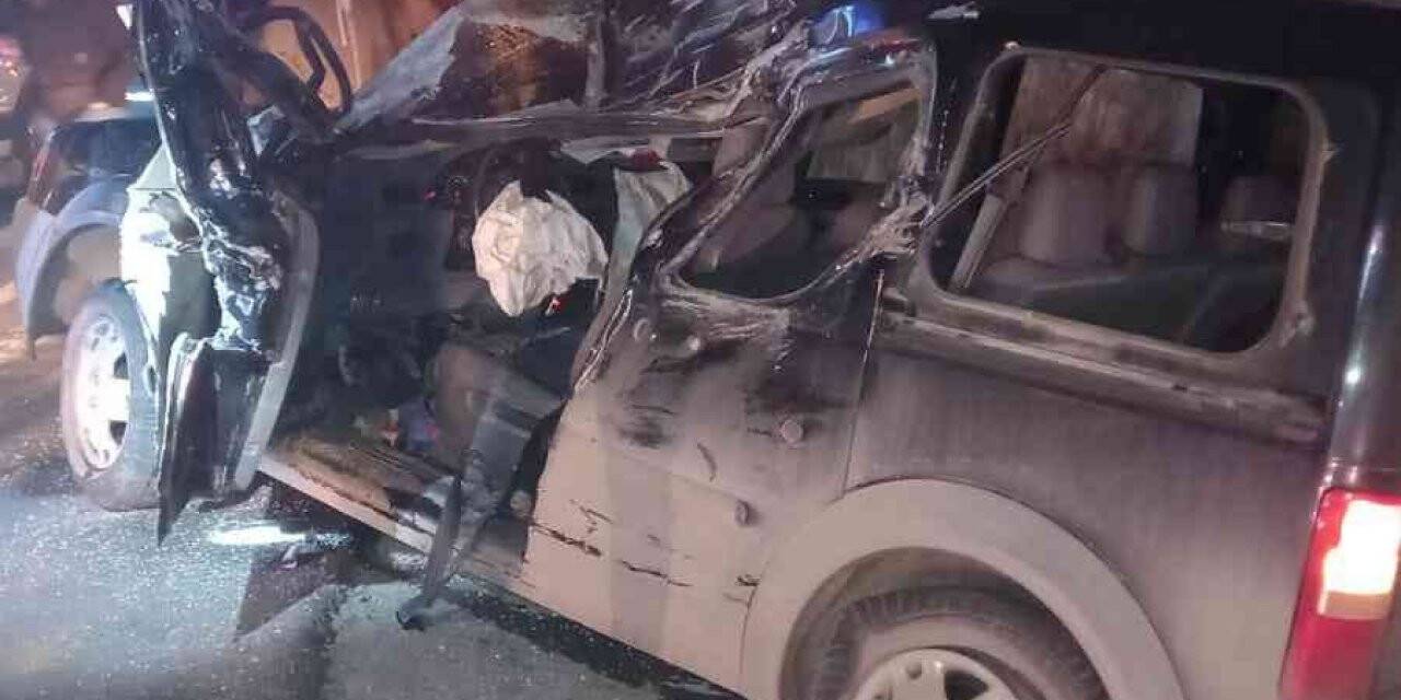 D-100’de kamyonet tıra çarptı: 2 yaralı