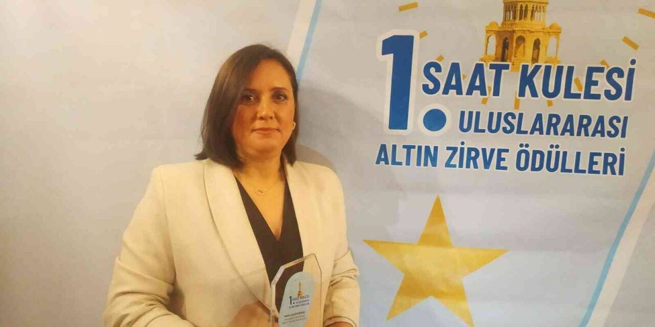 İzmir’de ’yılın en başarılı taksi sürücüsü’ ödülü, kentin tek kadın taksi sürücüsüne verildi