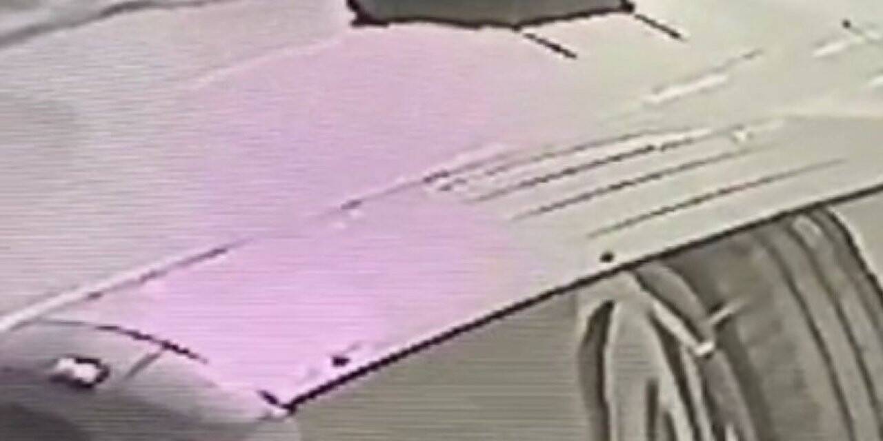 Bursa’da çöp konteynerini çek çek arabaya koyarak çaldılar