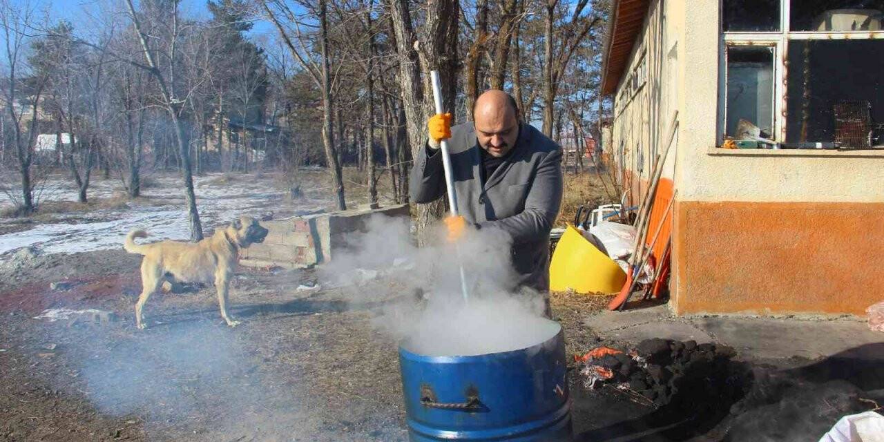 Belediye Başkanı kolları sıvadı, dev kazanlarda kemik pişirip hayvanları elleriyle besledi