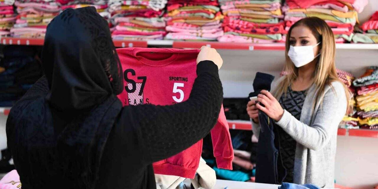 Mersin’de dar gelirlilere kıyafet desteği sürüyor