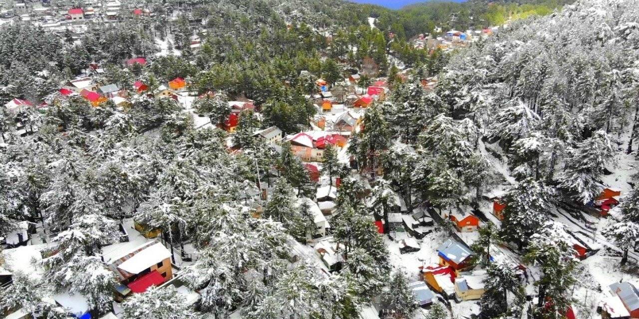 Beyaz örtüyle kaplanan Zorkun Yaylası drone ile görüntülendi