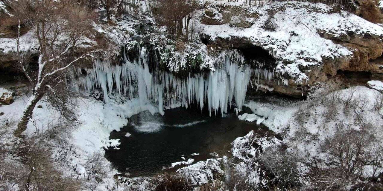 Buz tutan şelalede metrelerce sarkıtlar oluştu